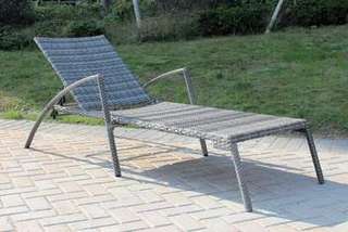 Cama/tumbona apilable de ratán [Mali] de Hevea - Cama/tumbona apilable, con brazos, de ratán sintético color gris, para jardín o terraza.