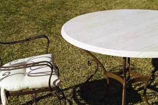 Mesa redonda forja Grecia de Jayso - Mesa redonda de forja con tablero de cristal, disponible en varios colores diferentes