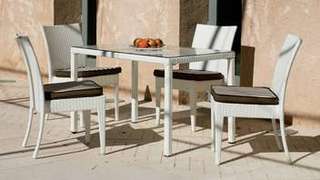 Mesa 120 Ratán Sintético Sandra de Hevea - Mesa de 120 cm de jardín, de ratán sintético color blanco, con tapa de cristal templado