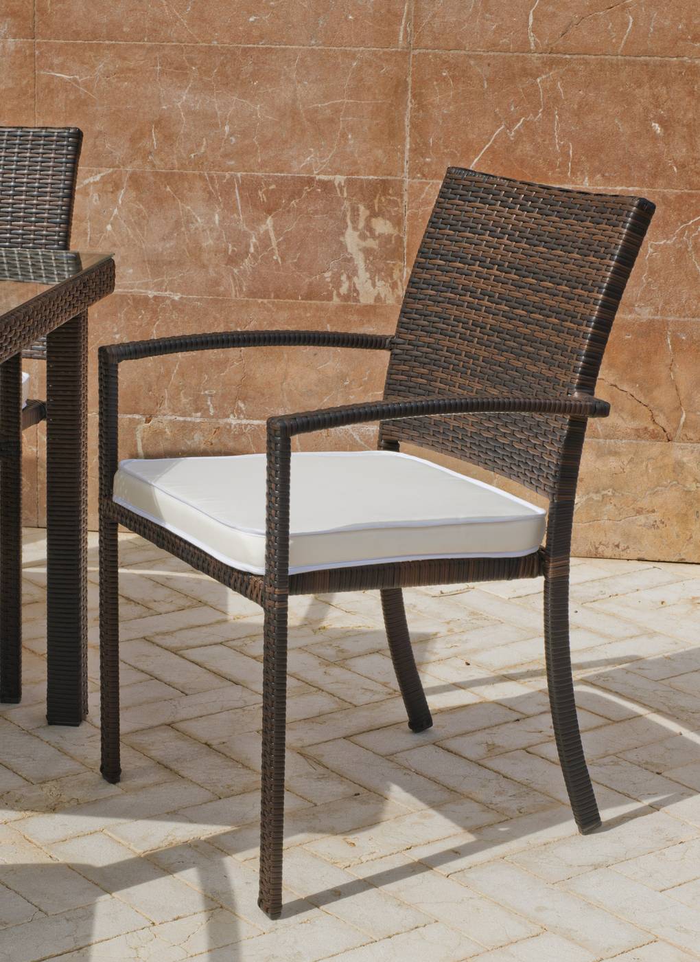 Conjunto Mosaico Estela90-Bahia - Conjunto de forja color marrón: mesa con tablero mosaico de 90 cm + 4 sillones de ratán sintético con cojines.