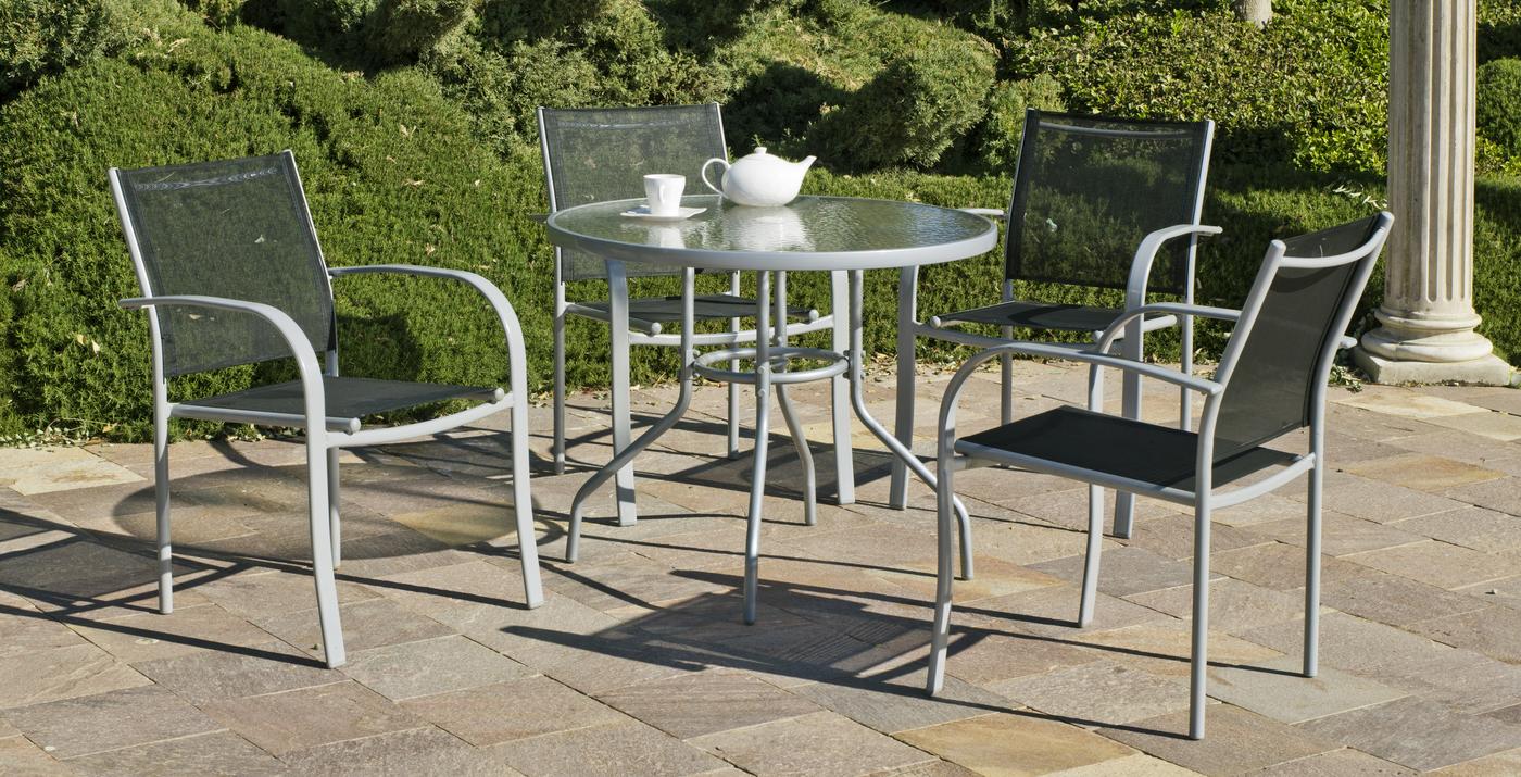 Conjunto de acero color plata: mesa redonda de 90 cm. Con tablero de cristal templado + 4 sillones de acero y textilen