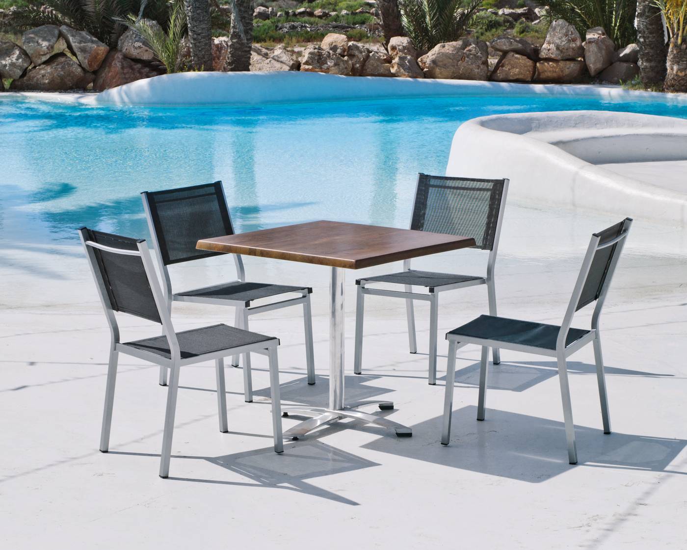 Conjunto aluminio: mesa cuadrada plegable 80 cm. con tablero de heverzaplus y 4 sillas de aluminio y textilen