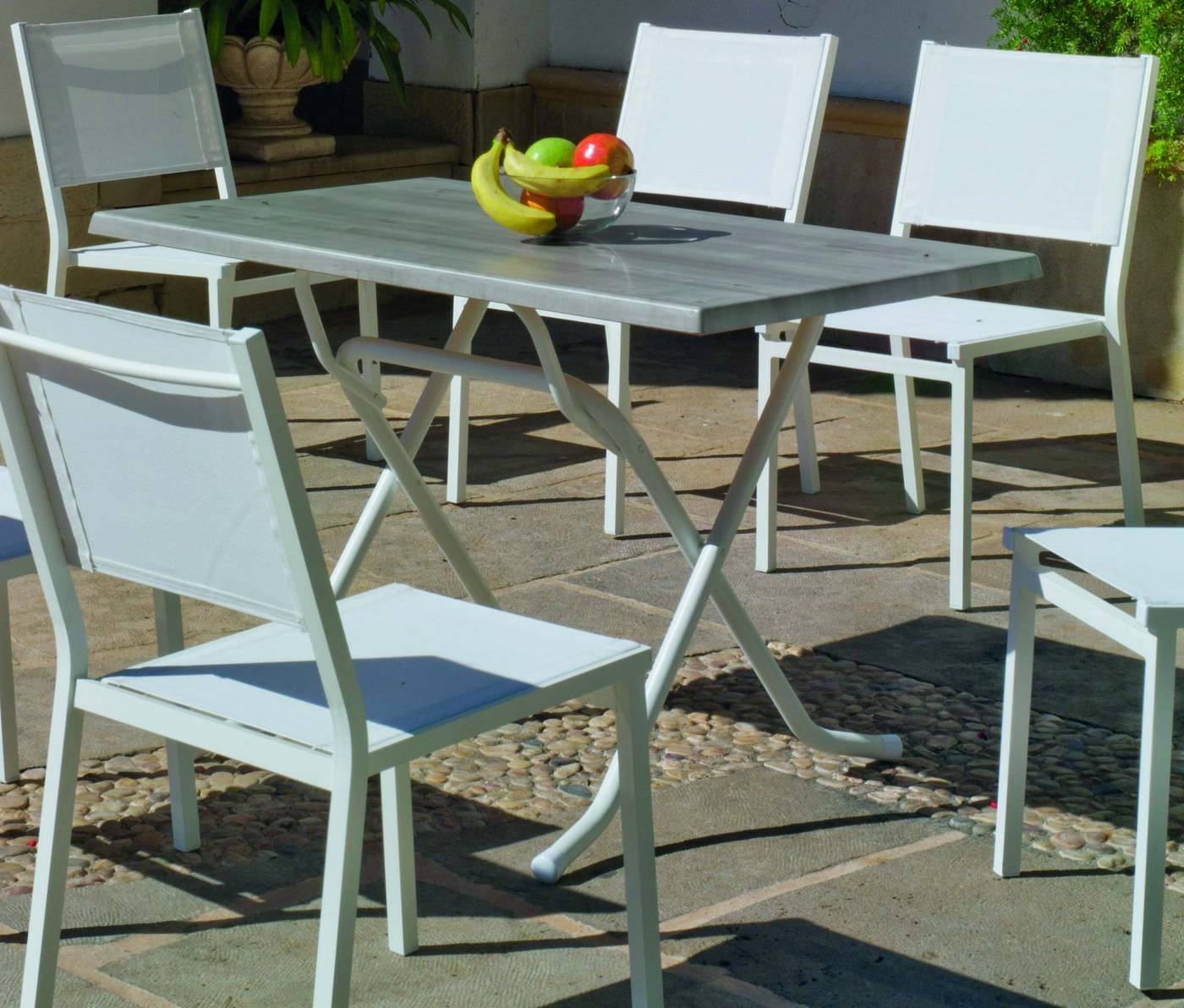 Mesa rectangular plegable de 120 cm., estructura de aluminio color blanco y tablero heverzaplus gris imitación mármol