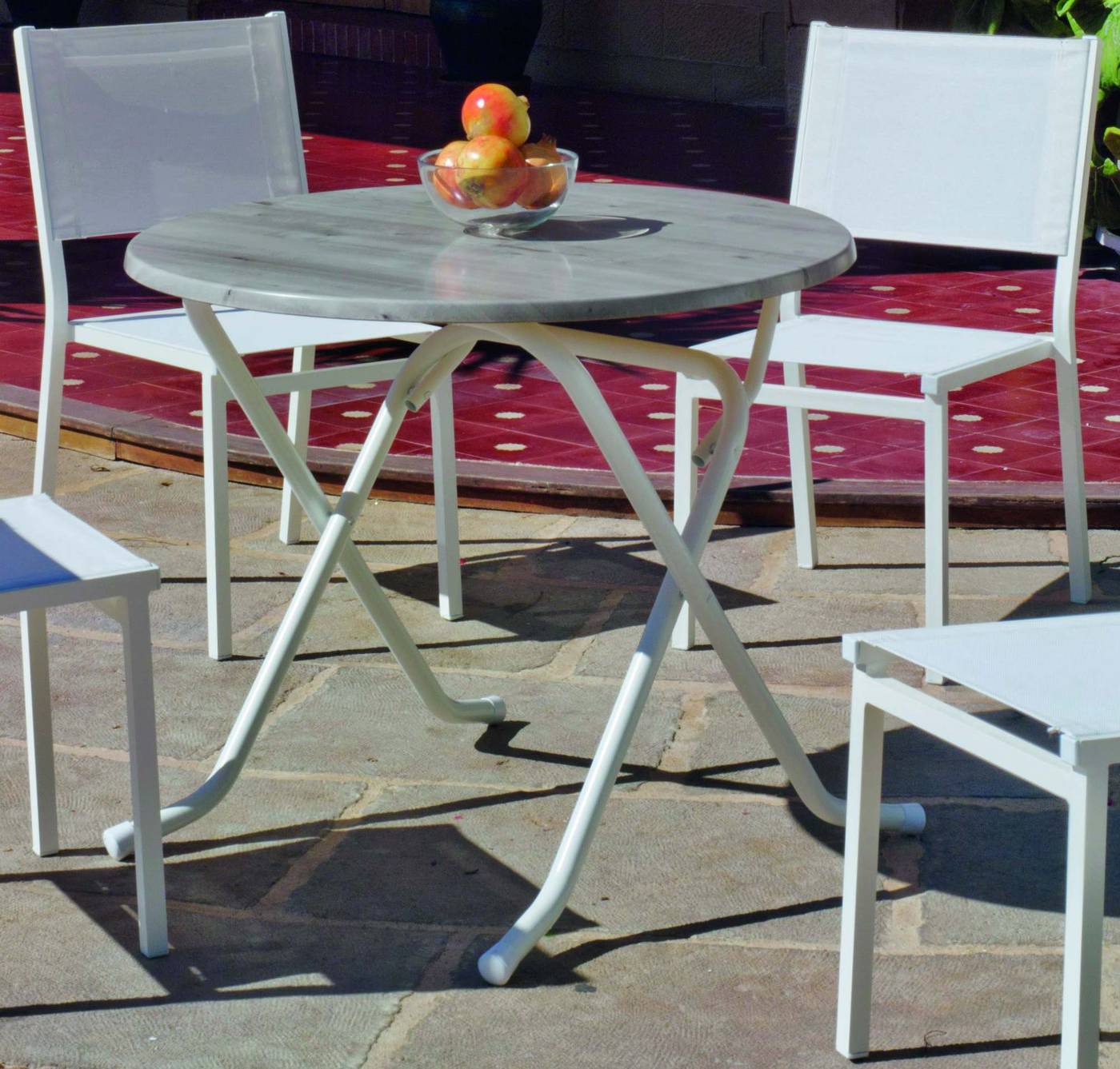Mesa redonda plegable de 90 cm., estructura de aluminio color blanco y tablero heverzaplus gris imitación mármol