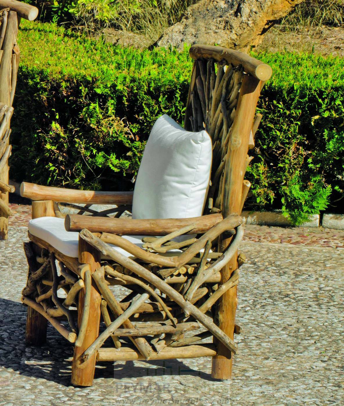 Sillón de comedor con cojines para jardín, fabricado con madera tropical.