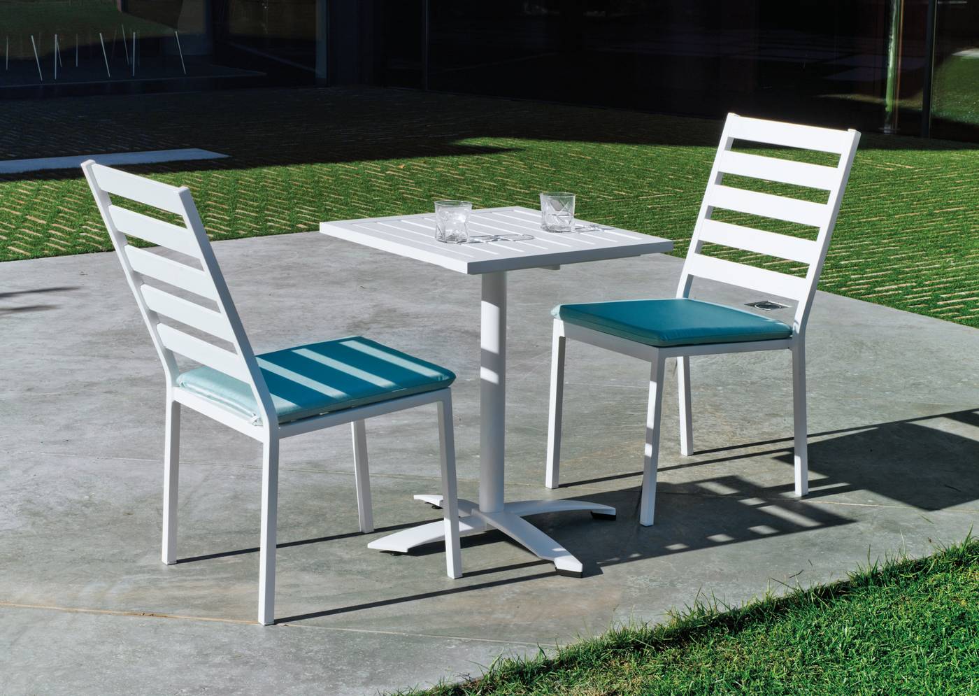 Mesa cuadrada de aluminio  con tablero lamas de aluminio + 2 sillas aluminio. Disponible en color blanco, antracita, champagne, plata o marrón.