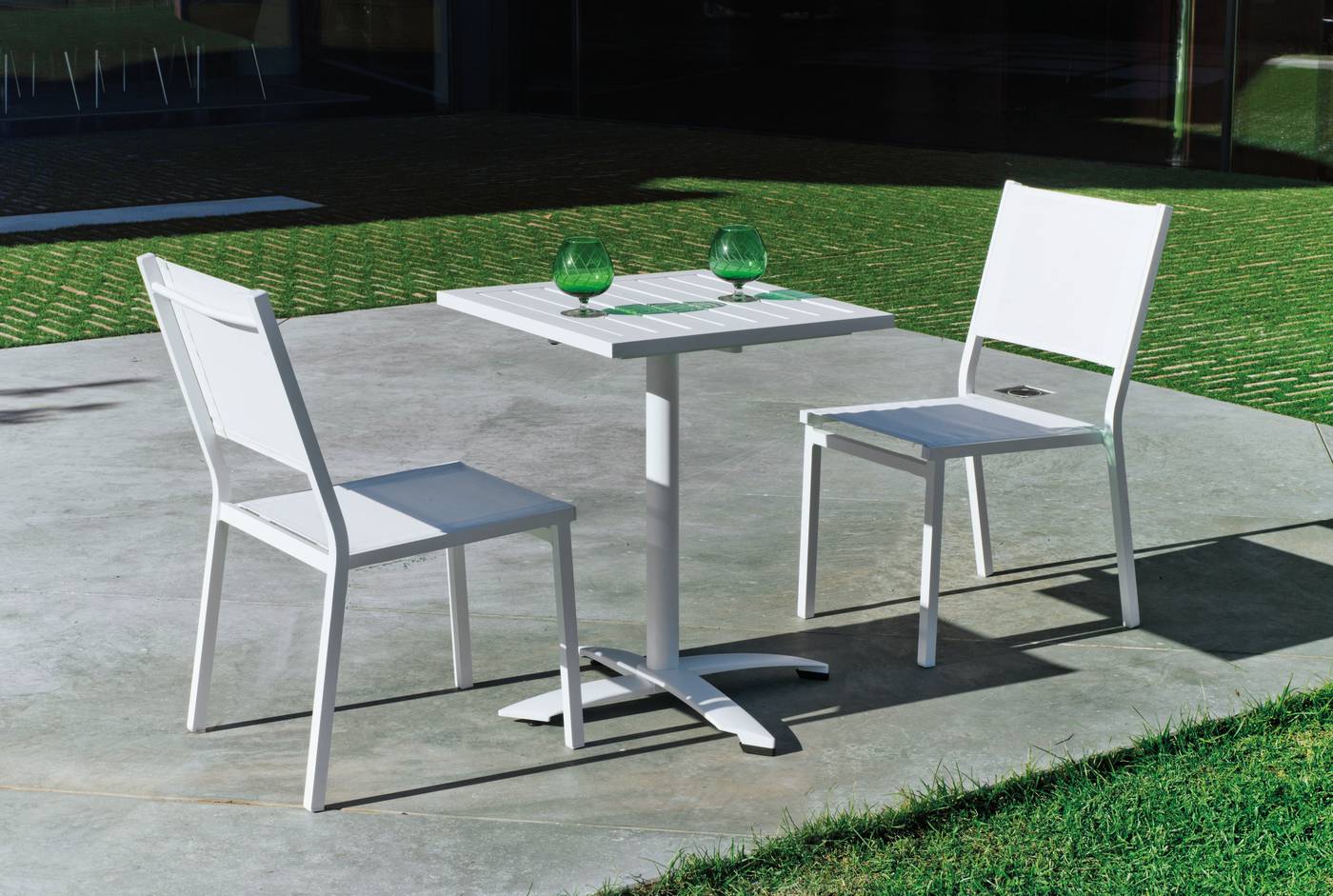 Mesa cuadrada 60 cm de aluminio,  con tablero lamas de aluminio + 2 sillas aluminio y textilen. Disponible en varios colores: blanco, plata y antracita.