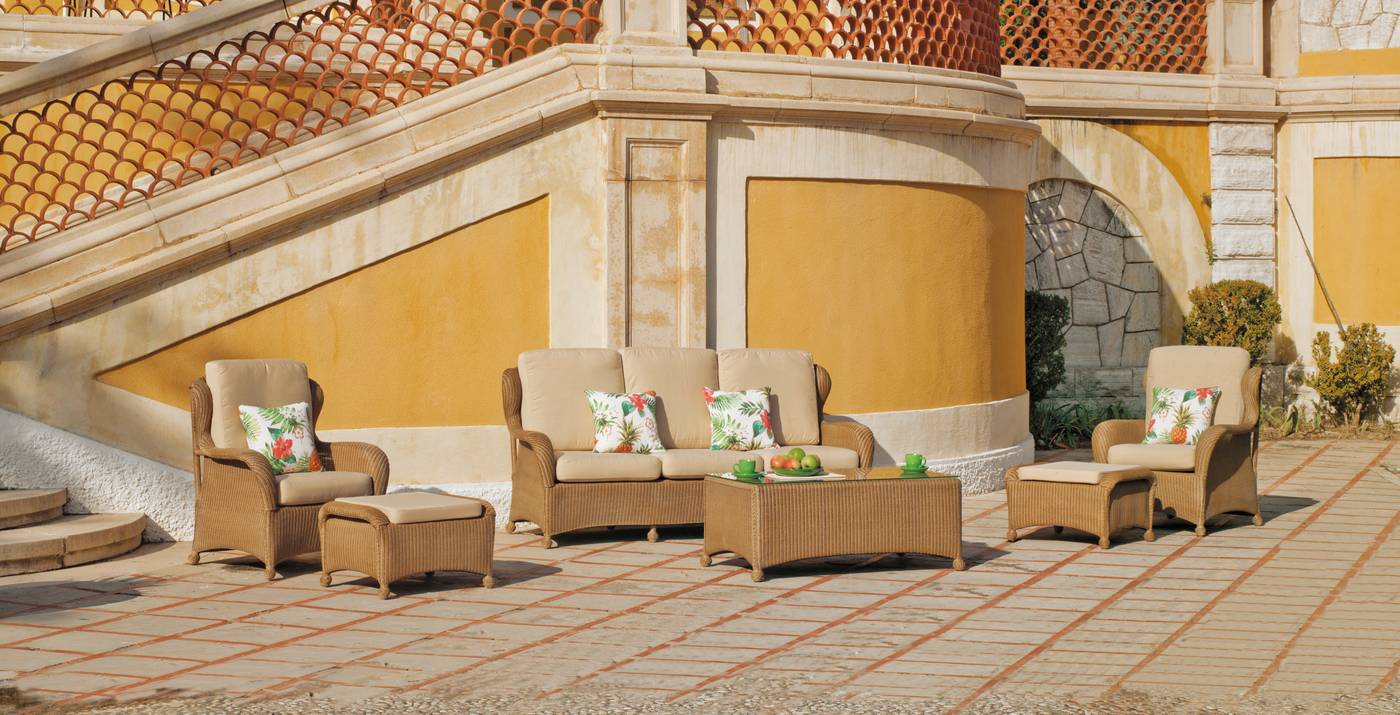 Conjunto de fibra natural reforzada para jardín. Formada por: sofá 3 plazas + 2 sillones + mesa de centro + cojines