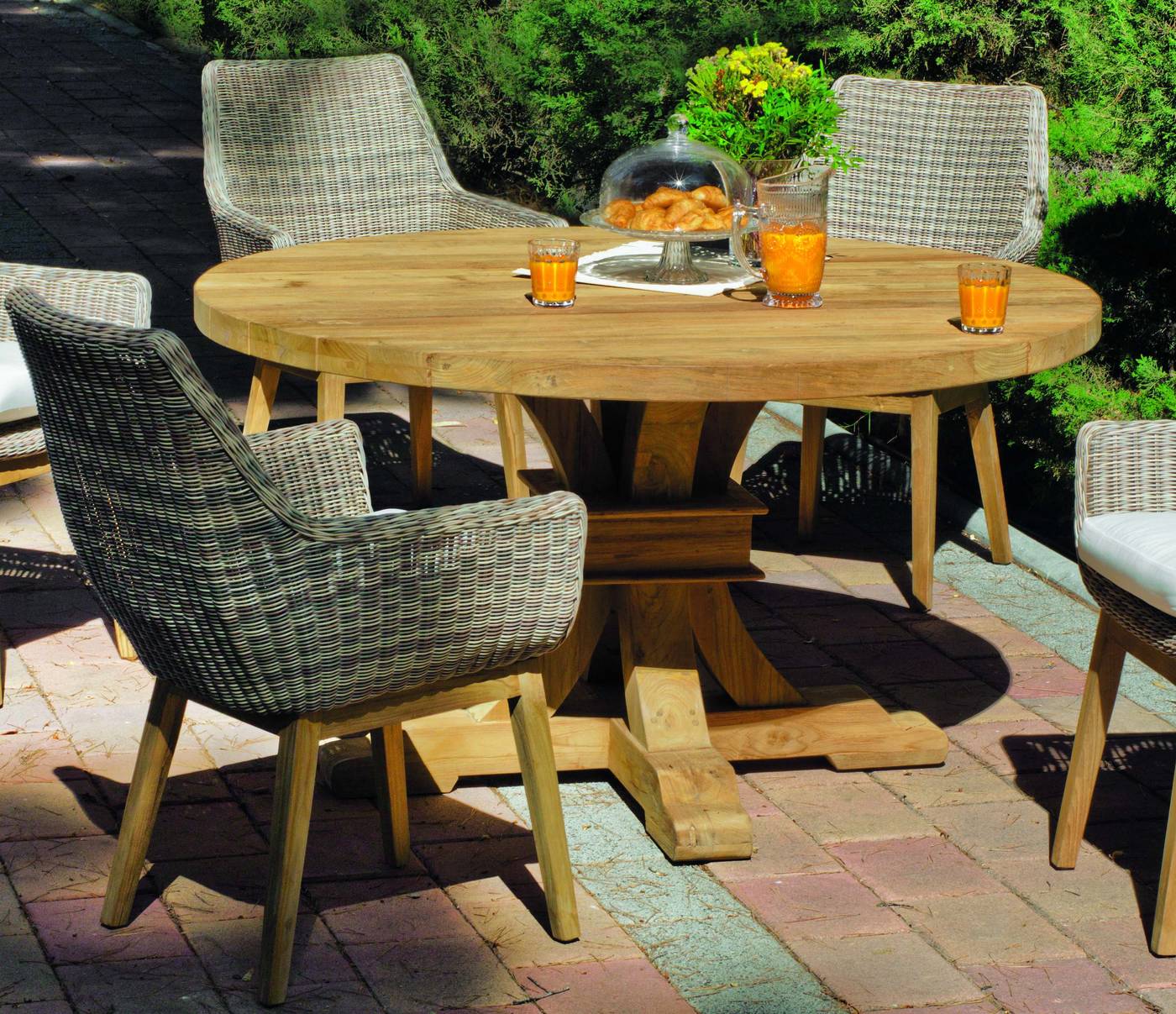 Robusta mesa de comedor redonda para jardín, de madera de teka maciza
