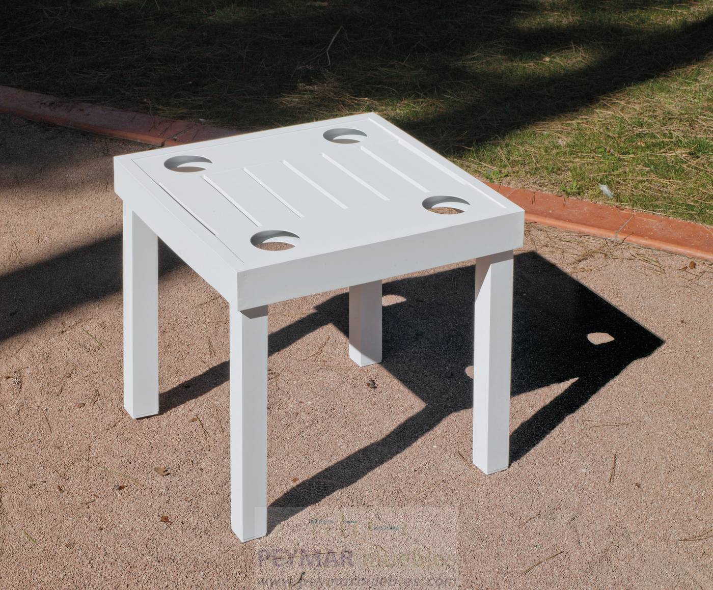 Mesa auxiliar de aluminio con orificios posavasos. Disponible en color blanco, antracita, champagne, plata o marrón.