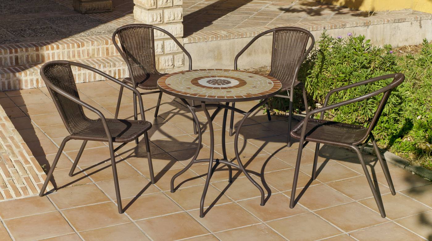 Conjunto para jardín y terraza de acero: 1 mesa de acero forjado con panel mosaico + 4 sillones de wicker reforzado