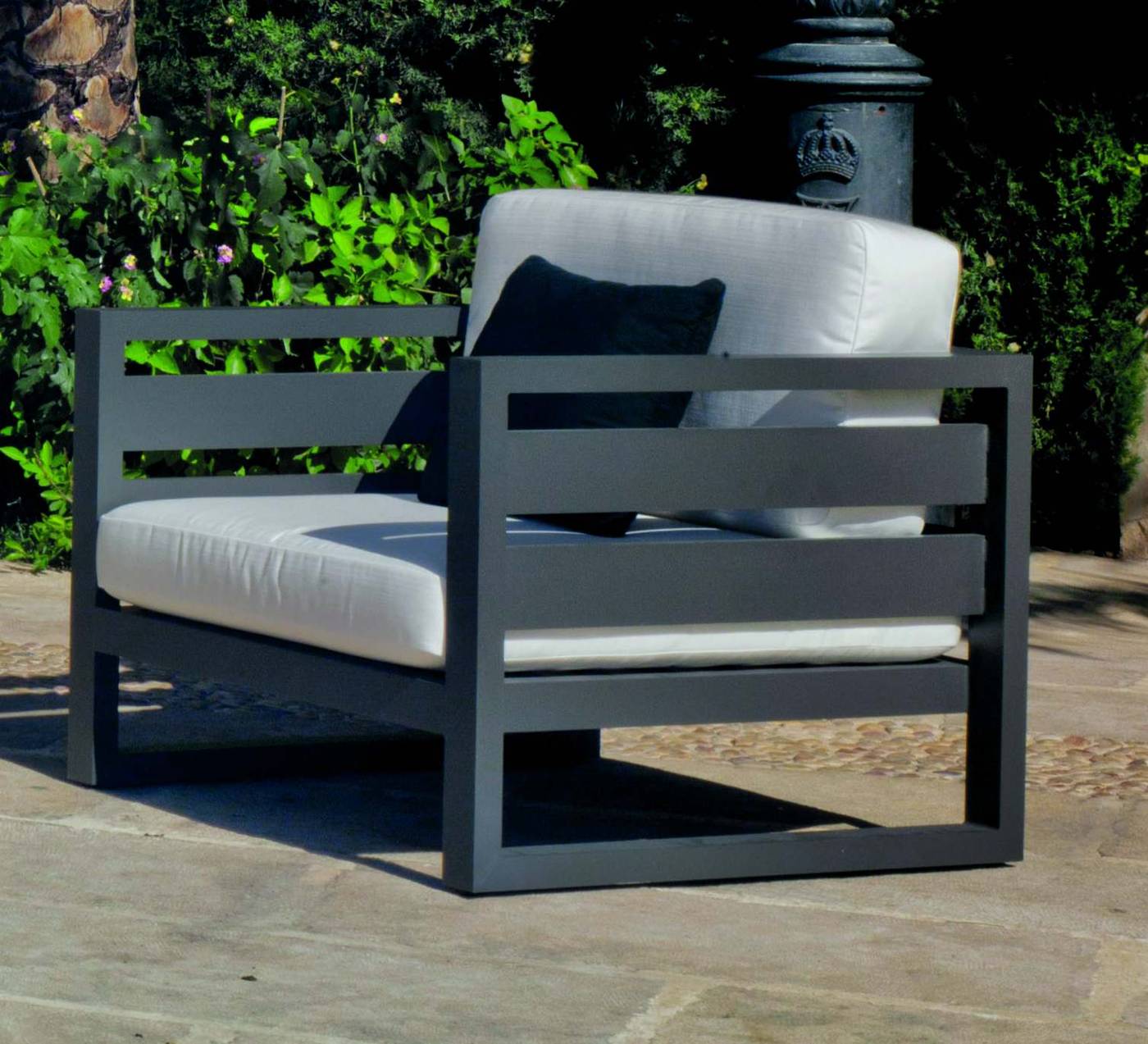 Set Aluminio Luxe Cosmos-9 - Conjunto lujo de aluminio color blanco o antracita: 1 sofá de 2 plazas + 2 sillones + 1 mesa de centro + 2 taburetes.
