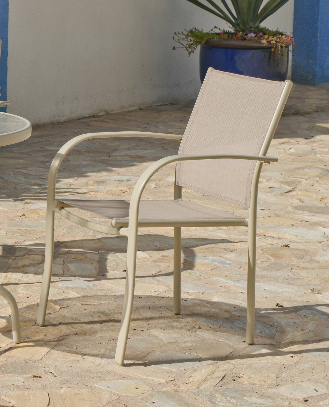 Conjunto Acero Castilla 150-4 - Conjunto de acero color champagne: mesa rectangular de 150 cm, con tablero de cristal templado + 4 sillones de acero y textilen