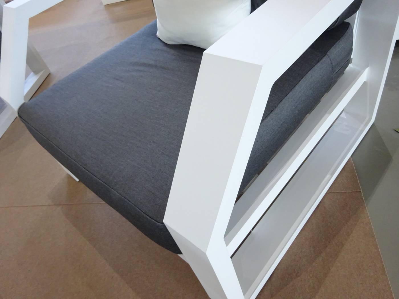 Set Aluminio Luxe Zafiro-10 - Conjunto lujo de aluminio: 1 sofá de 3 plazas + 2 sillones + 1 mesa de centro + 2 reposapiés + cojines.