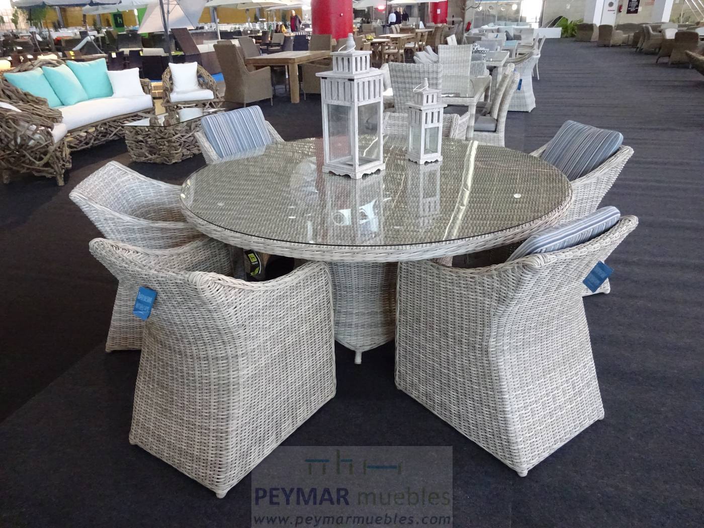 Mesa Médula Luxe Celebes-180 - Mesa de comedor redonda de 180 cm. para jardín o terraza. Fabricada con médula sintética lujo. Tablero de cristal templado.