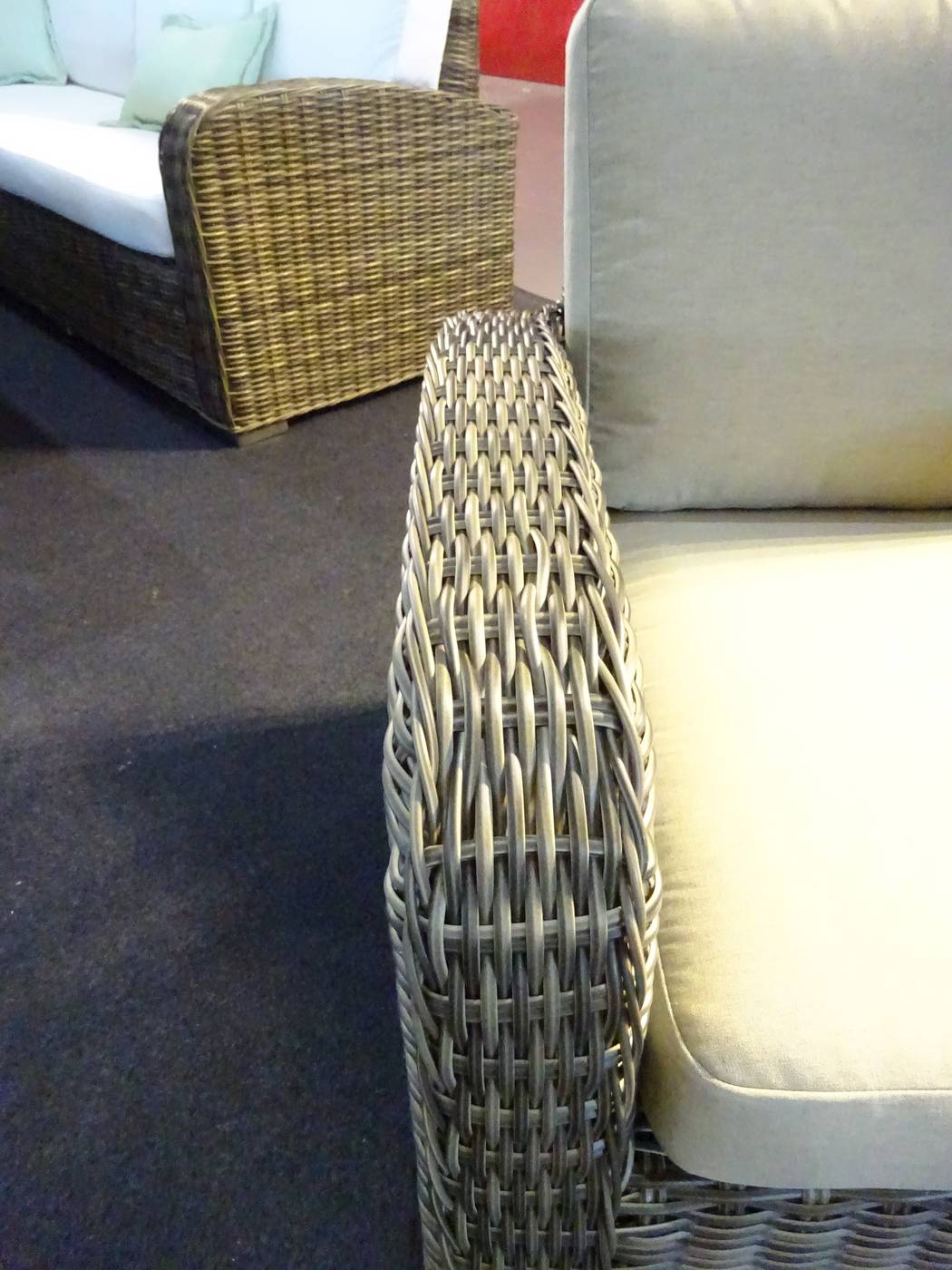 Set Médula Luxe Borsalino-106r - Conjunto de médula sintética para jardín. Formado por:  sofá rinconera + 1 mesa comedor + cojines.