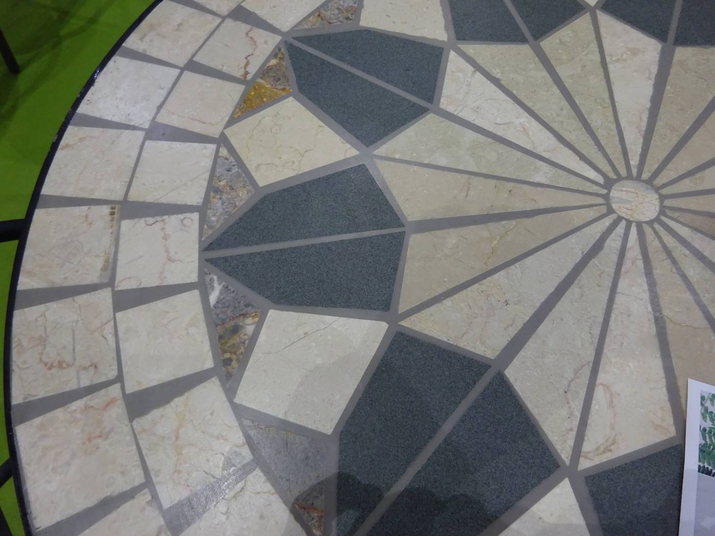 Mesa Mosaico Shifa-70 - Mesa redonda de acero forjado, con tablero mosaico de 70 cm.