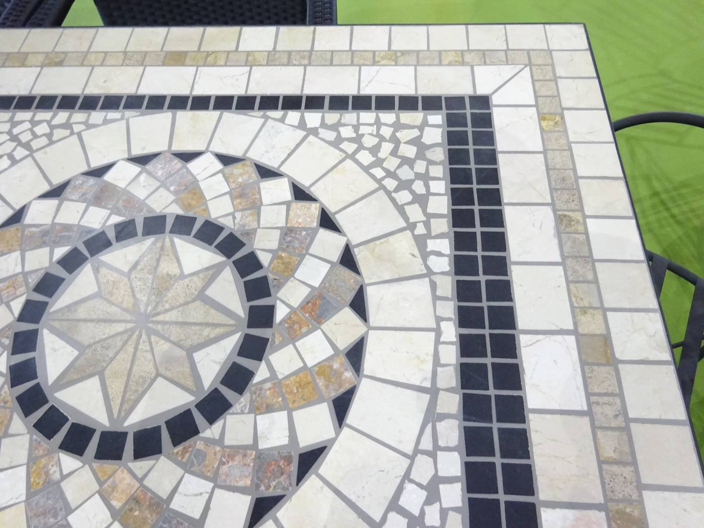 Conjunto Mosaico Shifa 160-6 - Conjunto de forja color gris: 1 mesa con panel mosaico de marmol + 6 sillones de forja + 6 cojines.