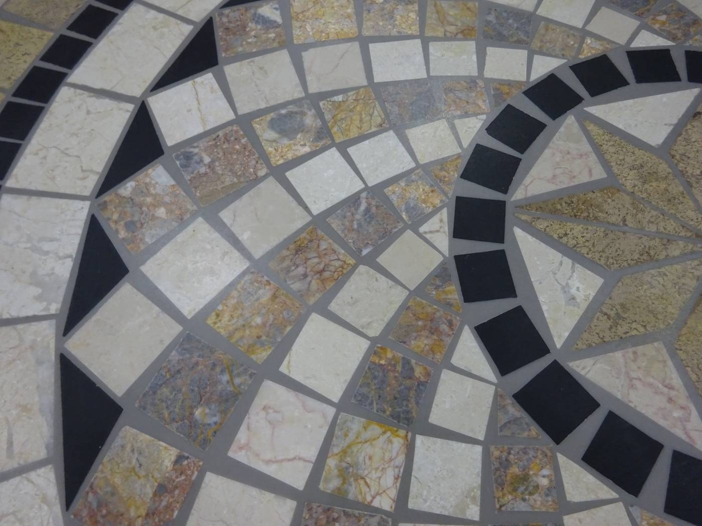 Mesa Mosaico Shifa-120 - Mesa redonda de acero forjado color antracita, con tablero mosaico de 120 cm.