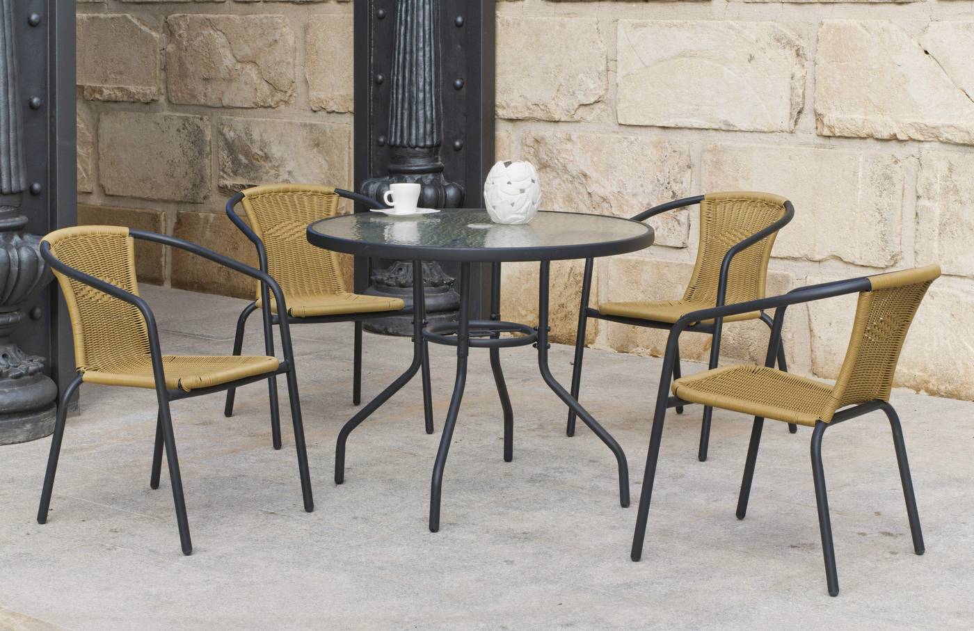 Conjunto de acero color antracita: mesa con tablero de cristal templado de 90 cm. + 4 sillones de acero y wicker sintético