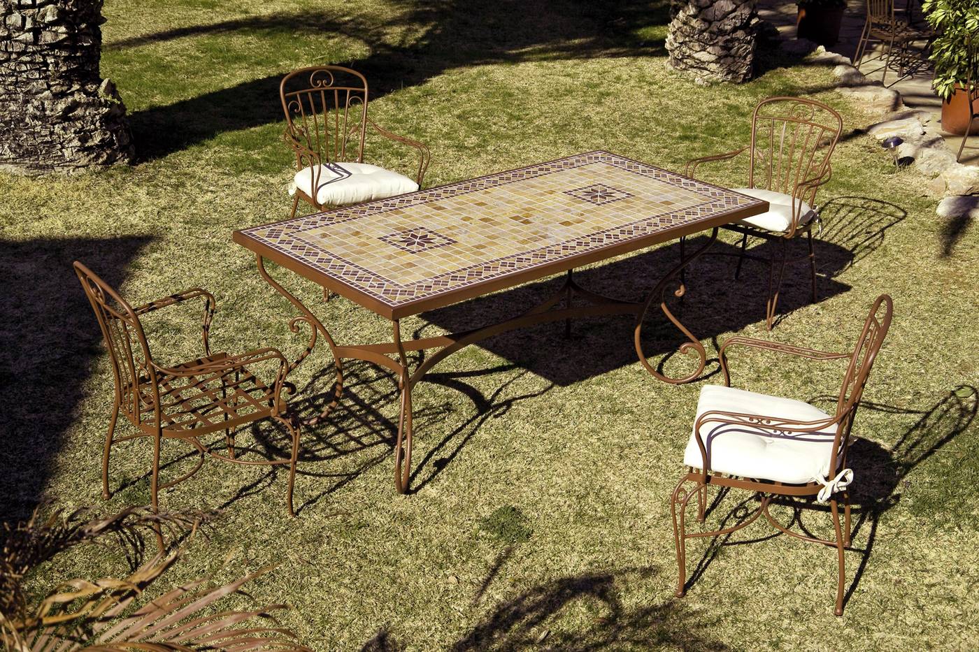 Conjunto de forja con mesa de mosaico, cerámica, werzalit o cristal y 4 sillones