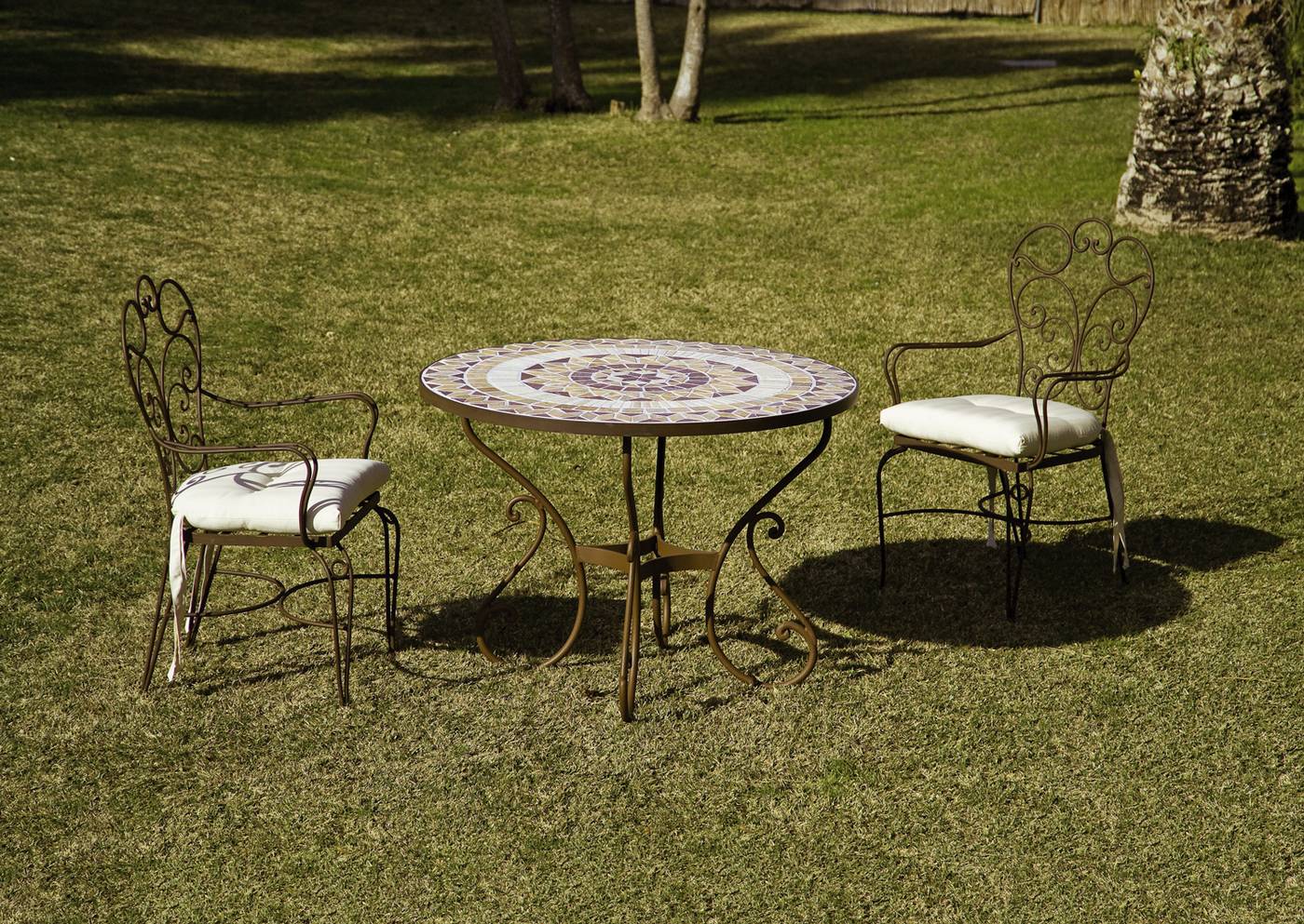 Conjunto de forja con mesa redonda de varios tamaños y acabados y 4 sillones