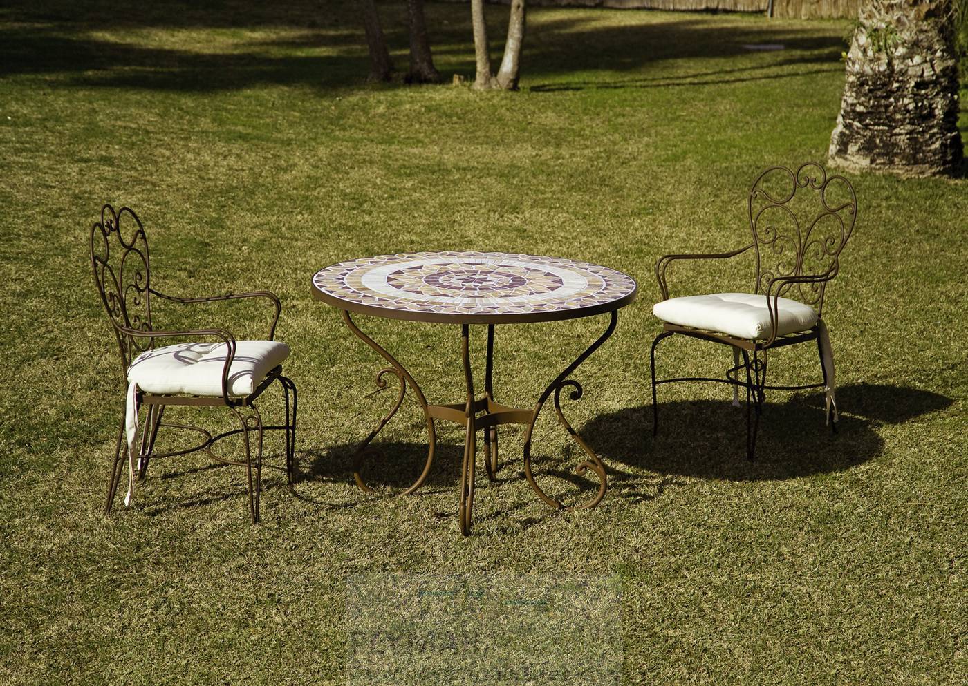 Conjunto de forja con mesa redonda de varios tamaños y acabados y 4 sillones