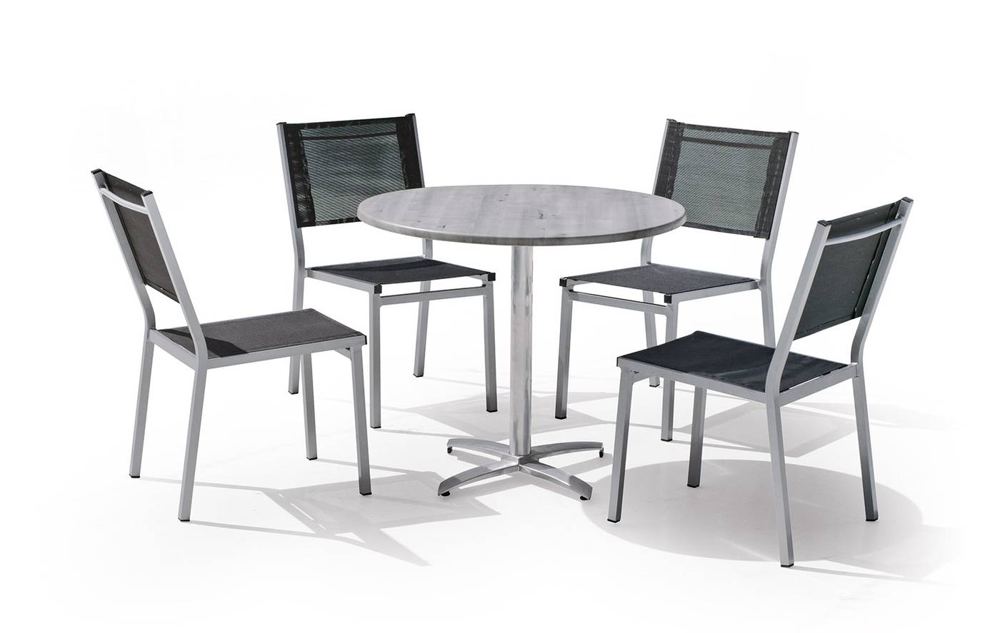 Conjunto aluminio: mesa redonda de 90 cm. con tablero de heverzaplus y 4 sillas de aluminio color plata y textilen color gris