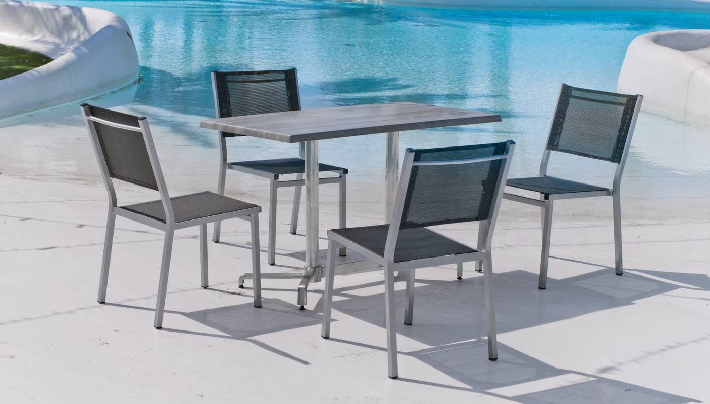 Conjunto aluminio: mesa rectangular de 120 cm. con tablero de heverzaplus y 4 sillas de aluminio color plata y textilen color gris