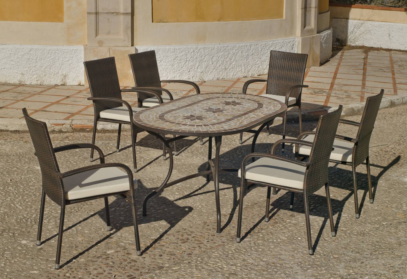 Conjunto para terraza o jardín de forja: 1 mesa con tablero mosaico + 4 sillones de ratán sintético + 4 cojines. Mesa válida para 6 sillones.