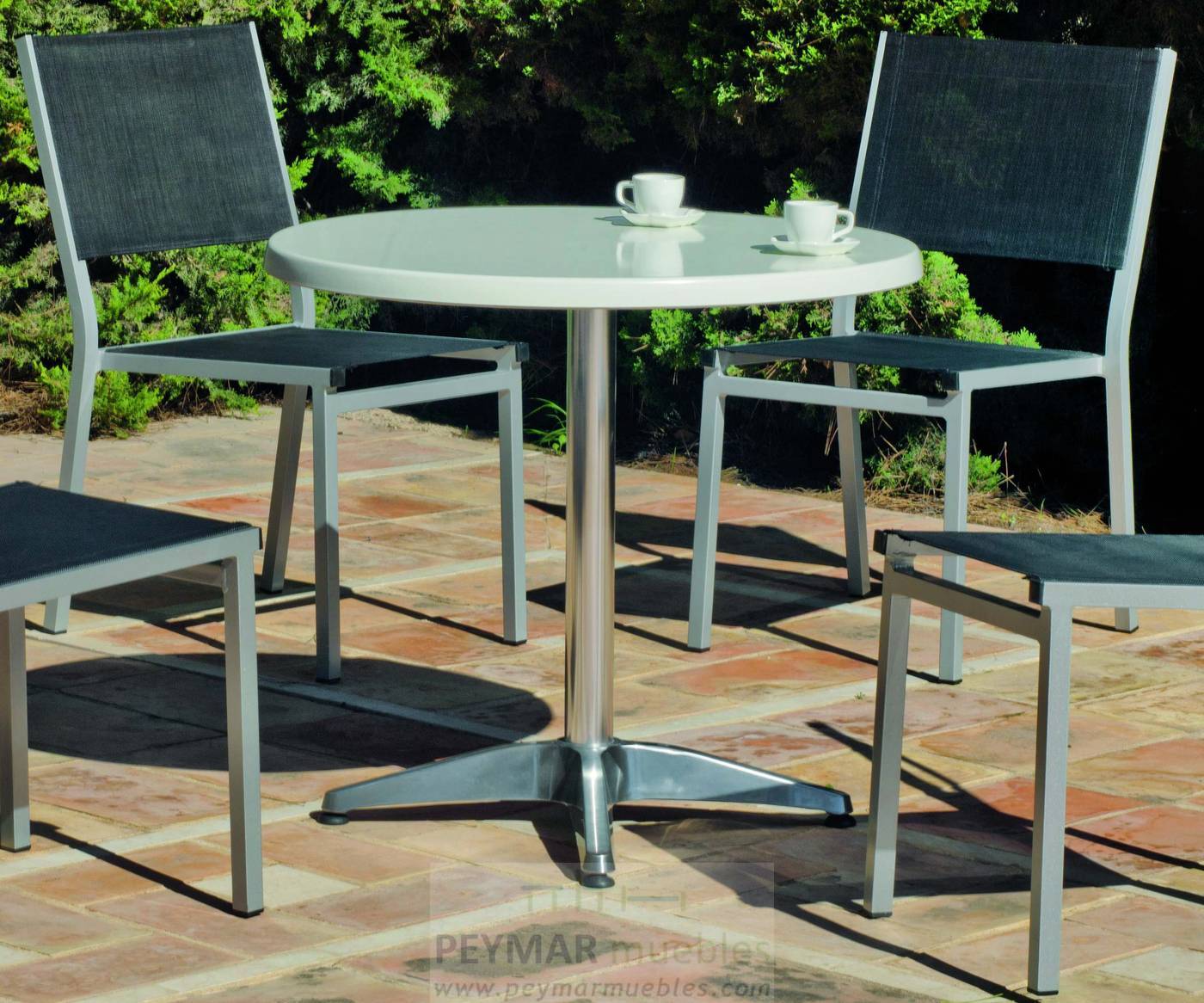 Set Aluminio Luna/Sion-80/4 - Conjunto aluminio: mesa redonda de aluminio, con tablero de Hevegalite  de 80 cm. y 4 sillas de aluminio color plata y textilen color gris