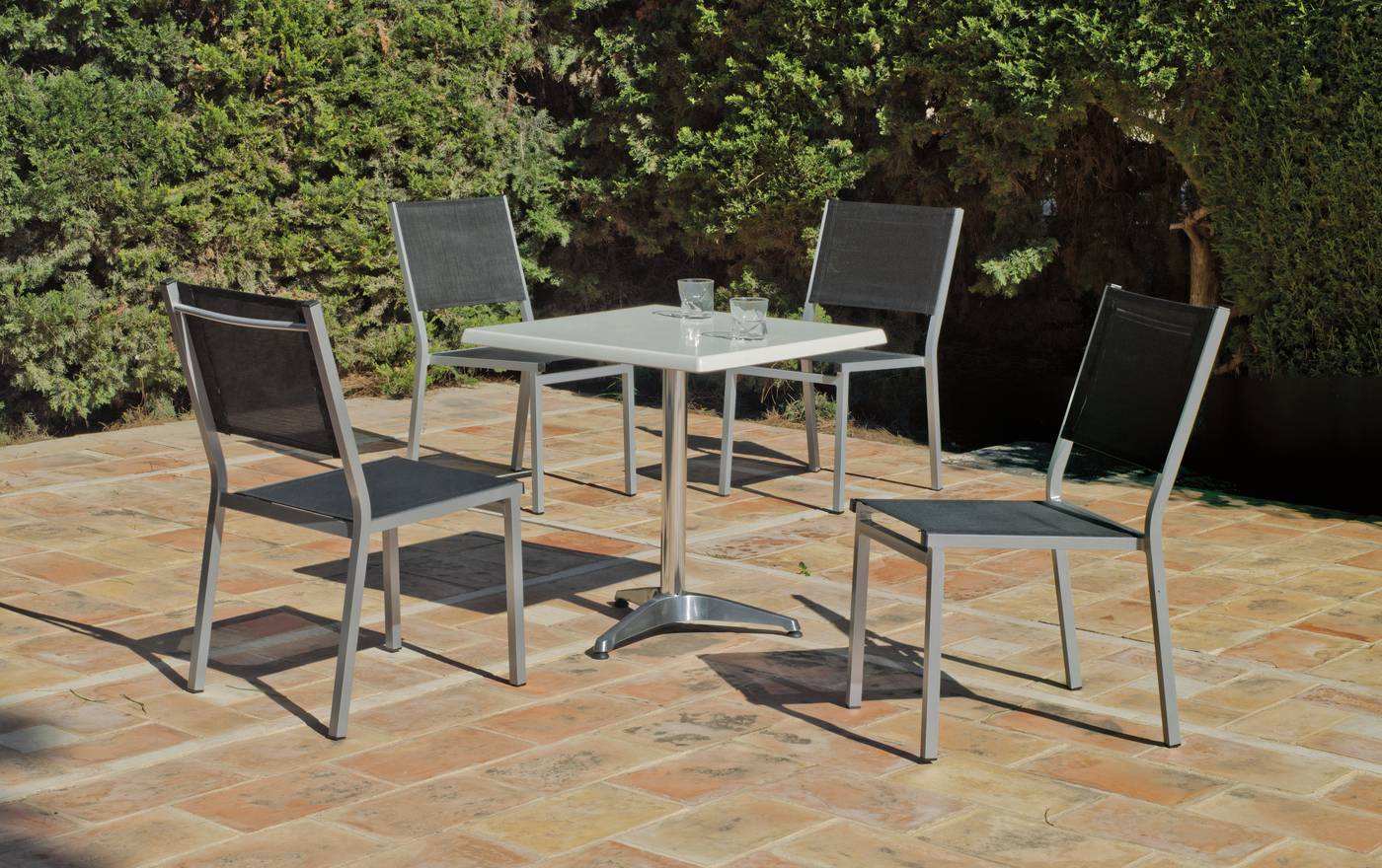 Conjunto aluminio: mesa cuadrada de aluminio, con tablero de Hevegalite  de 70 cm. y 4 sillas de aluminio color plata y textilen color gris