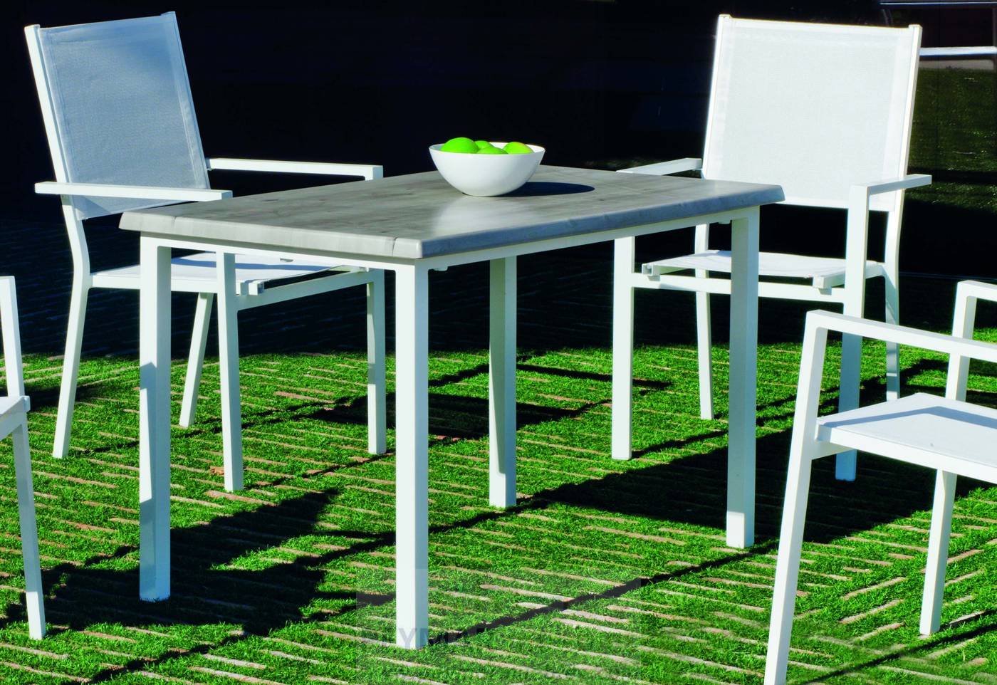 Mesa rectangular de 120 cm., estructura de aluminio color blanco, plata o antracita y tablero heverzaplus gris imitación mármol