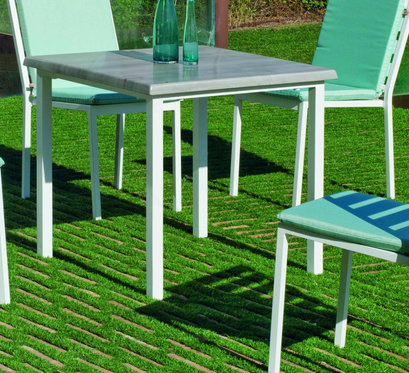 Set Aluminio Margot/Graciela-80/4 - Conjunto aluminio color blanco, plata, o antracita: mesa cuadrada 80 cm. con tablero de heverzaplus color gris y 4 sillas de aluminio
