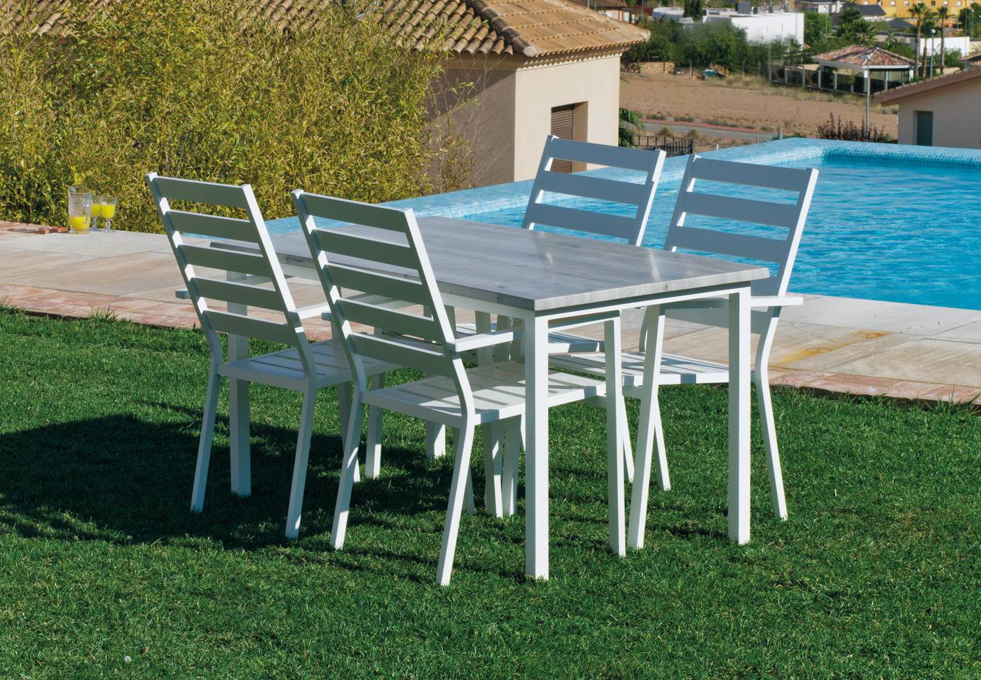 Conjunto aluminio color blanco: mesa rectangular 120 cm. con tablero de heverzaplus y 4 sillones de aluminio