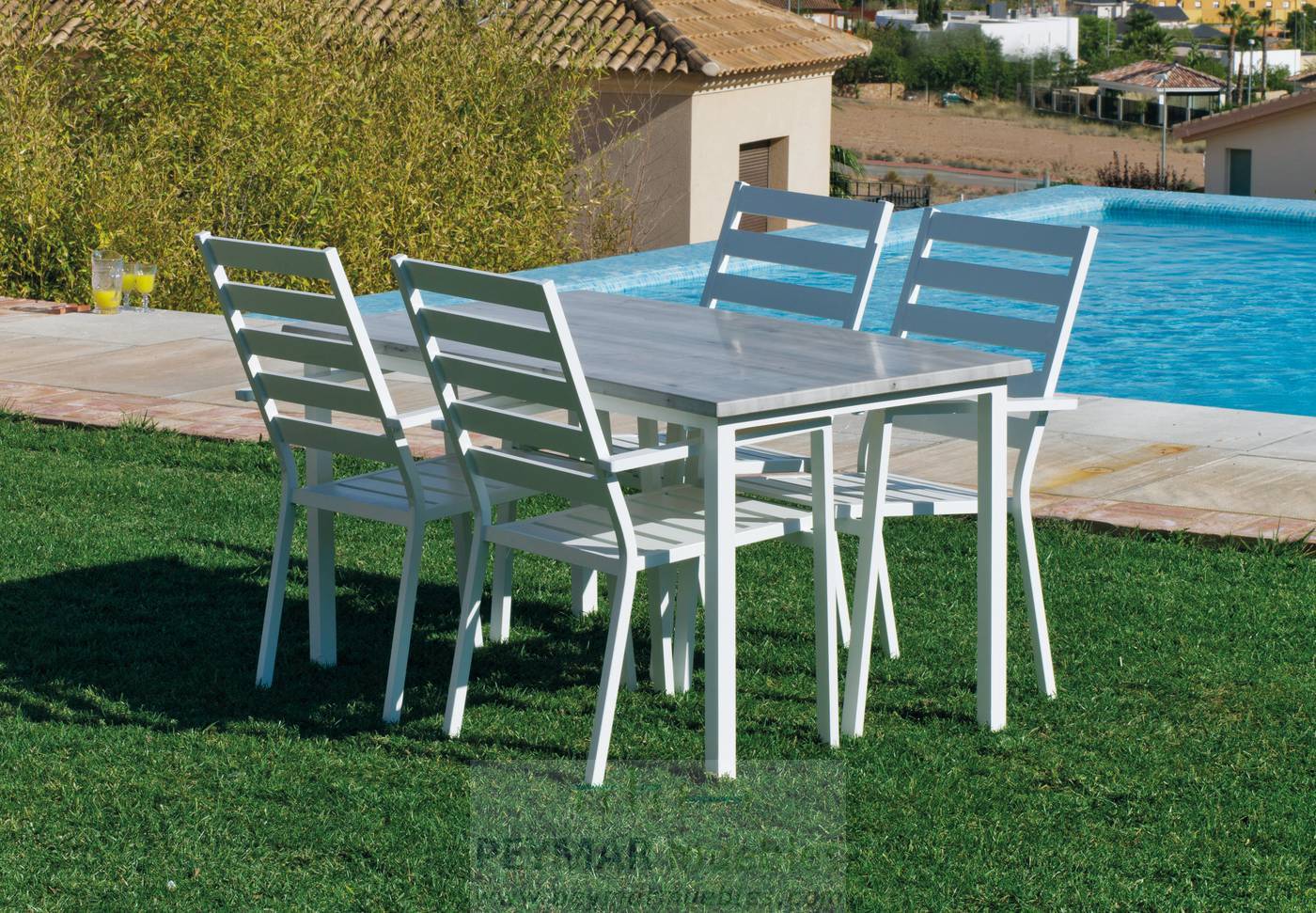 Conjunto aluminio color blanco: mesa rectangular 120 cm. con tablero de heverzaplus y 4 sillones de aluminio