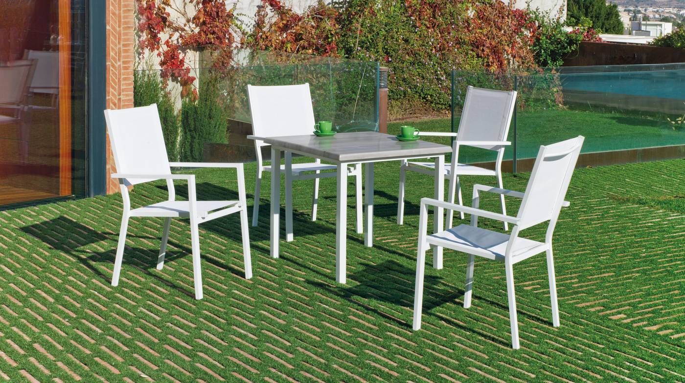 Conjunto aluminio color blanco, plata o antractia: mesa cuadrada 80 cm. Con tablero de heverzaplus y 4 sillones de aluminio y textilen