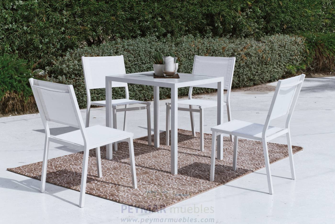 Mesa de comedor de 80cm. + 4 sillas. Disponible en color blanco, antracita, champagne, plata o marrón.