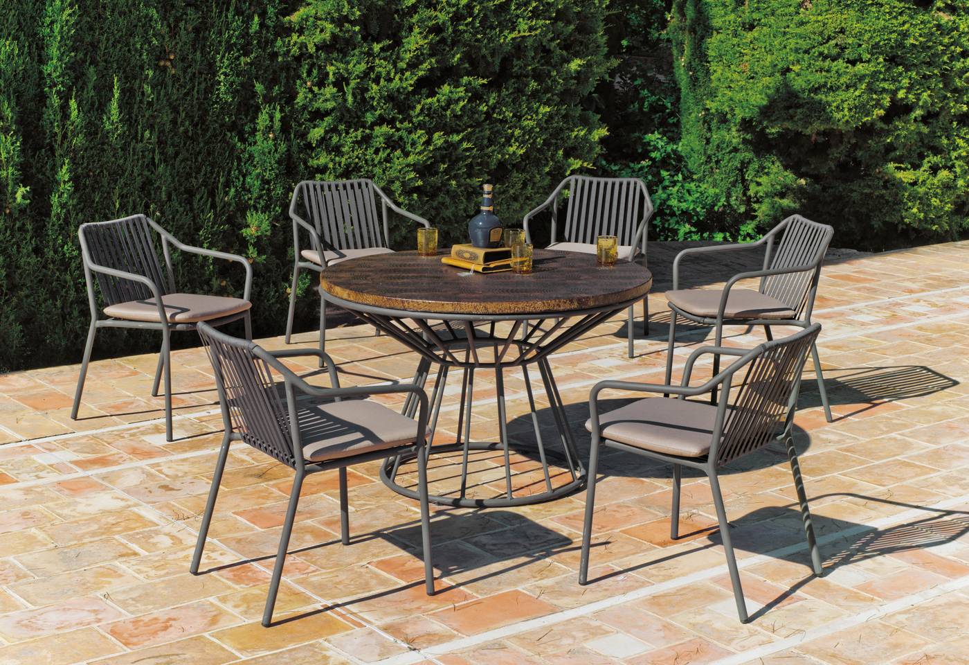 Conjunto de aluminio para jardín y terraza: mesa de comedor redonda de 120cm. + 6 sillones + cojines