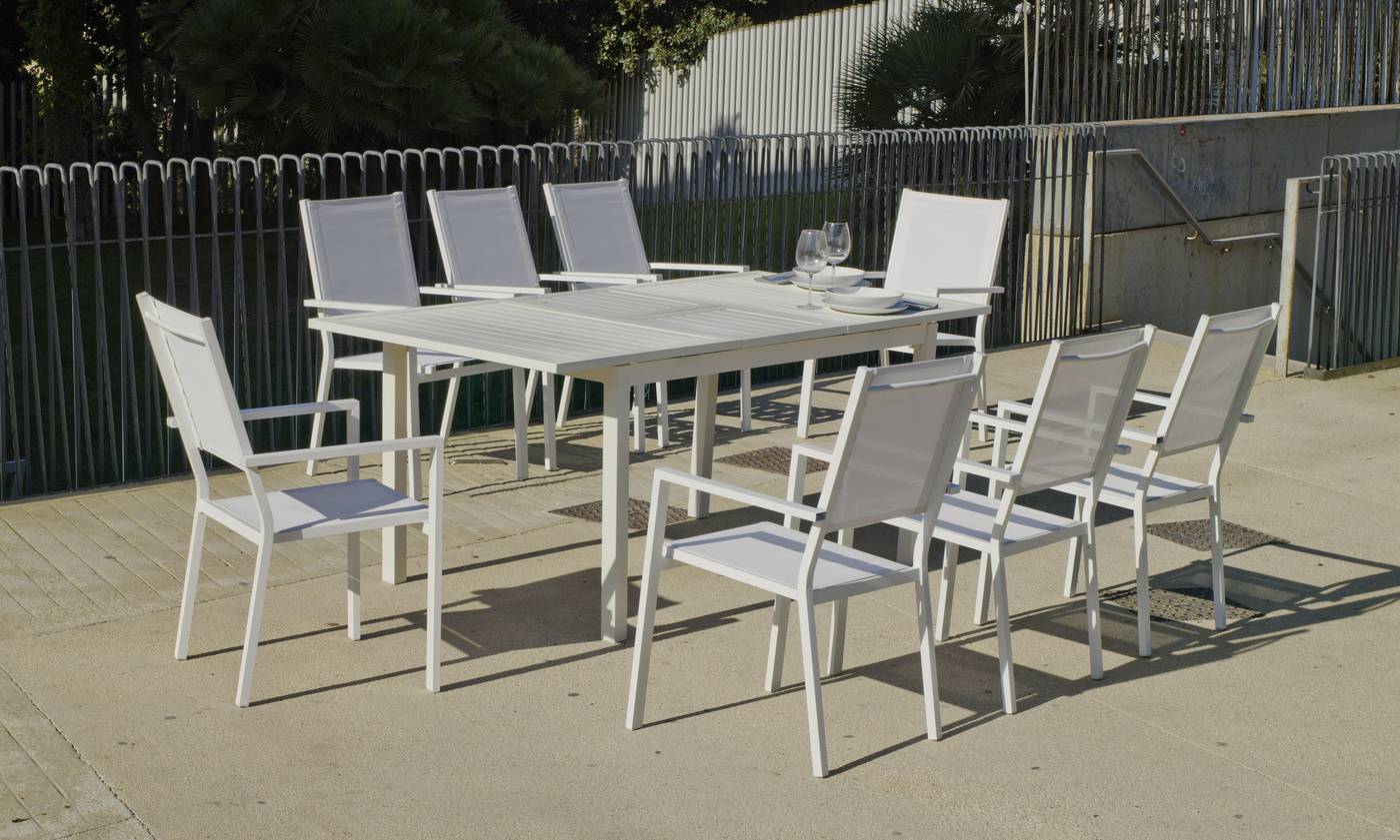 Mesa rectangular extensible de aluminio  con tablero lamas de aluminio + 8 sillones aluminio y textilen. Disponible en color blanco, antracita, champagne, plata o marrón.