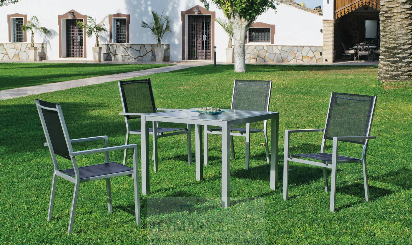 Set Aluminio Palma 90 + 4 sillones textilen - Mesa cuadrada de aluminio  con tablero lamas de aluminio + 4 sillones de aluminio y textilen. Disponible en color blanco, plata, bronce, antracita y champagne.