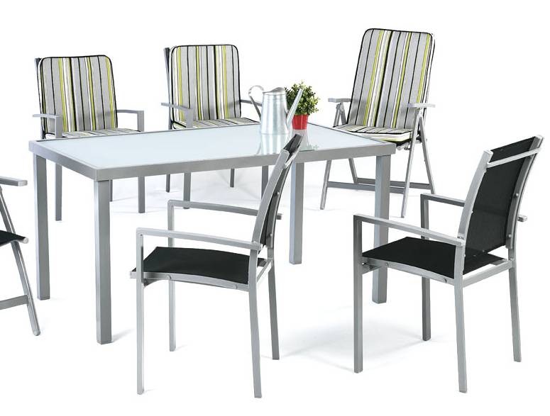 Conjunto aluminio color plata: mesa de 150 cm y 4 sillones apilables
