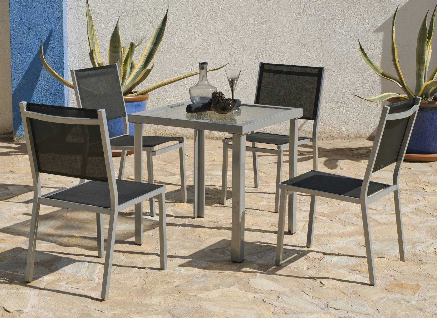 Conjunto de aluminio color plata: mesa cuadrada de 70 cm. + 4 sillas de alumnio y textilen