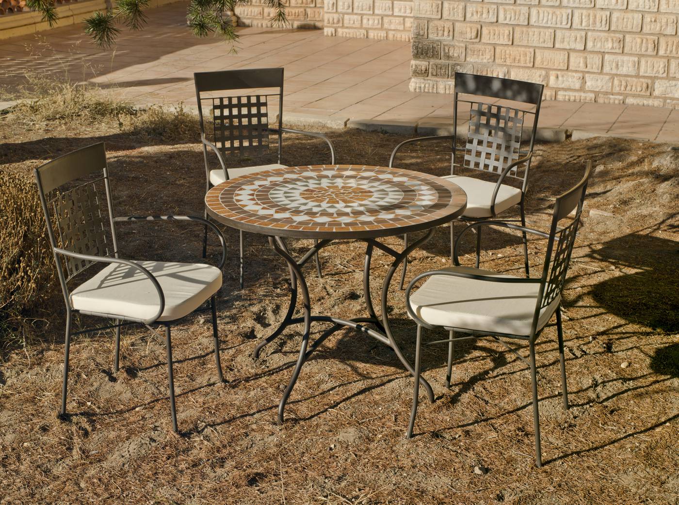 Conjunto para jardín o terraza de forja: 1 mesa con panel mosaico + 4 sillones de forja + 4 cojines