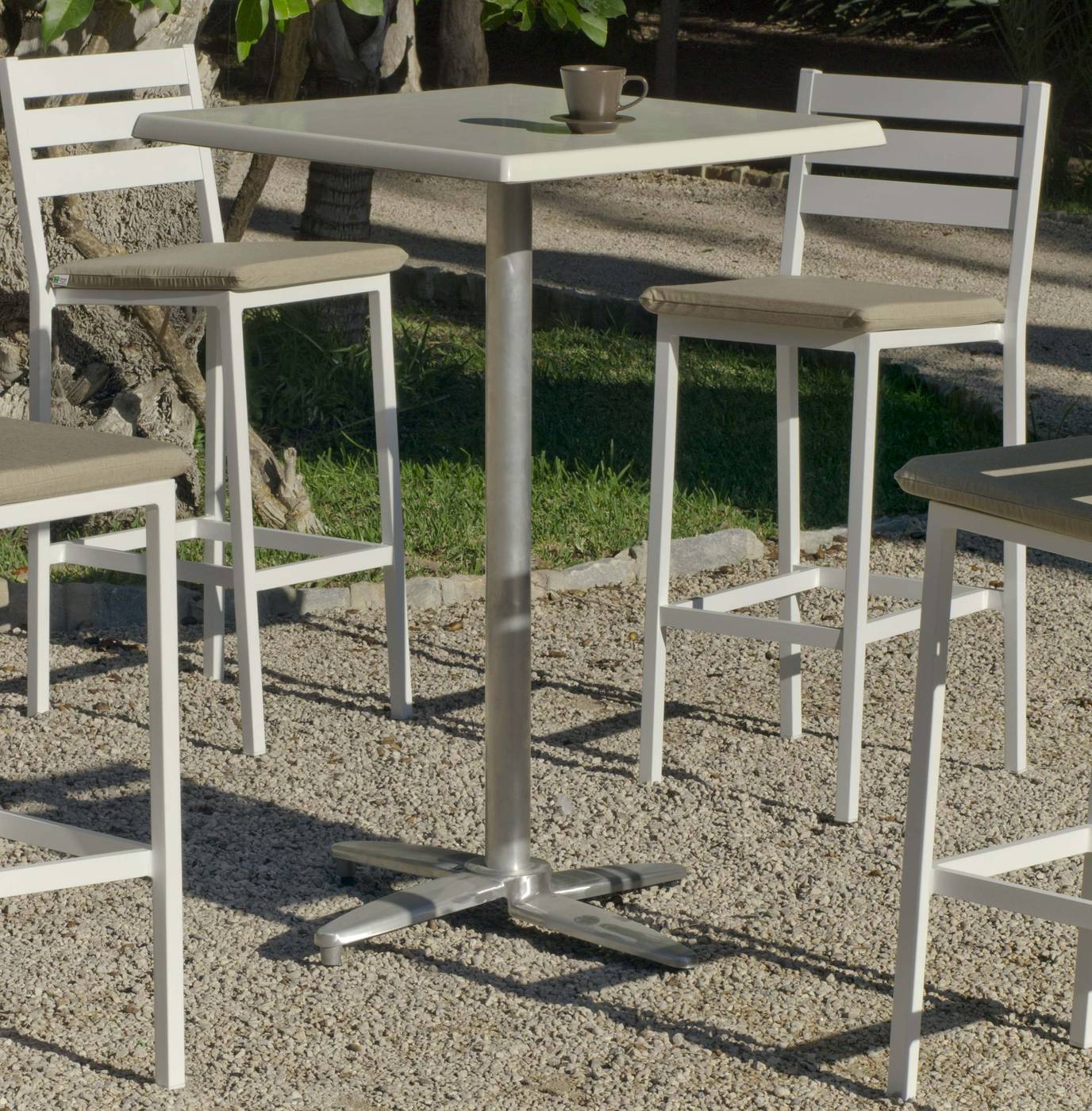 Mesa bar cuadrada de 70 cm., estructura de aluminio y tablero Hevegalite blanco