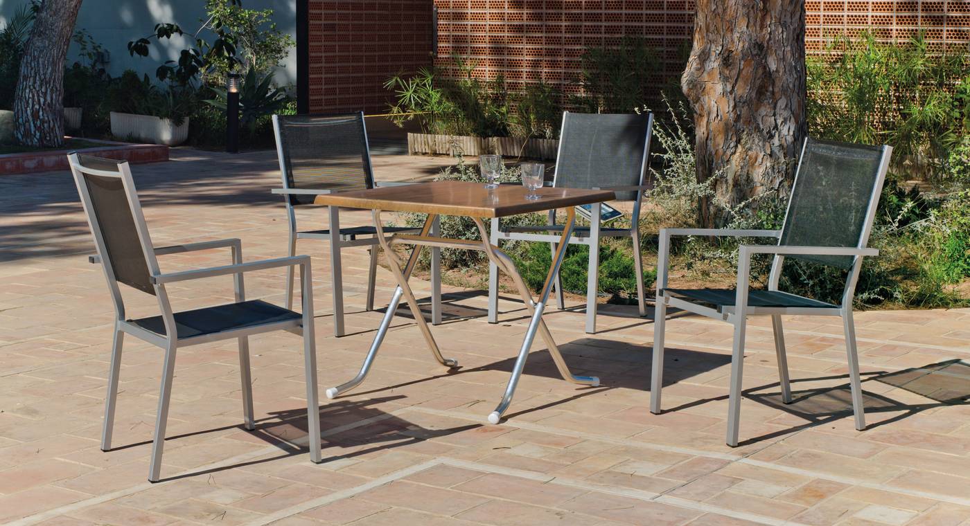 Conjunto aluminio: mesa cuadrada plegable de 80 cm. con tablero de heverzaplus y 4 sillones de aluminio y textilen