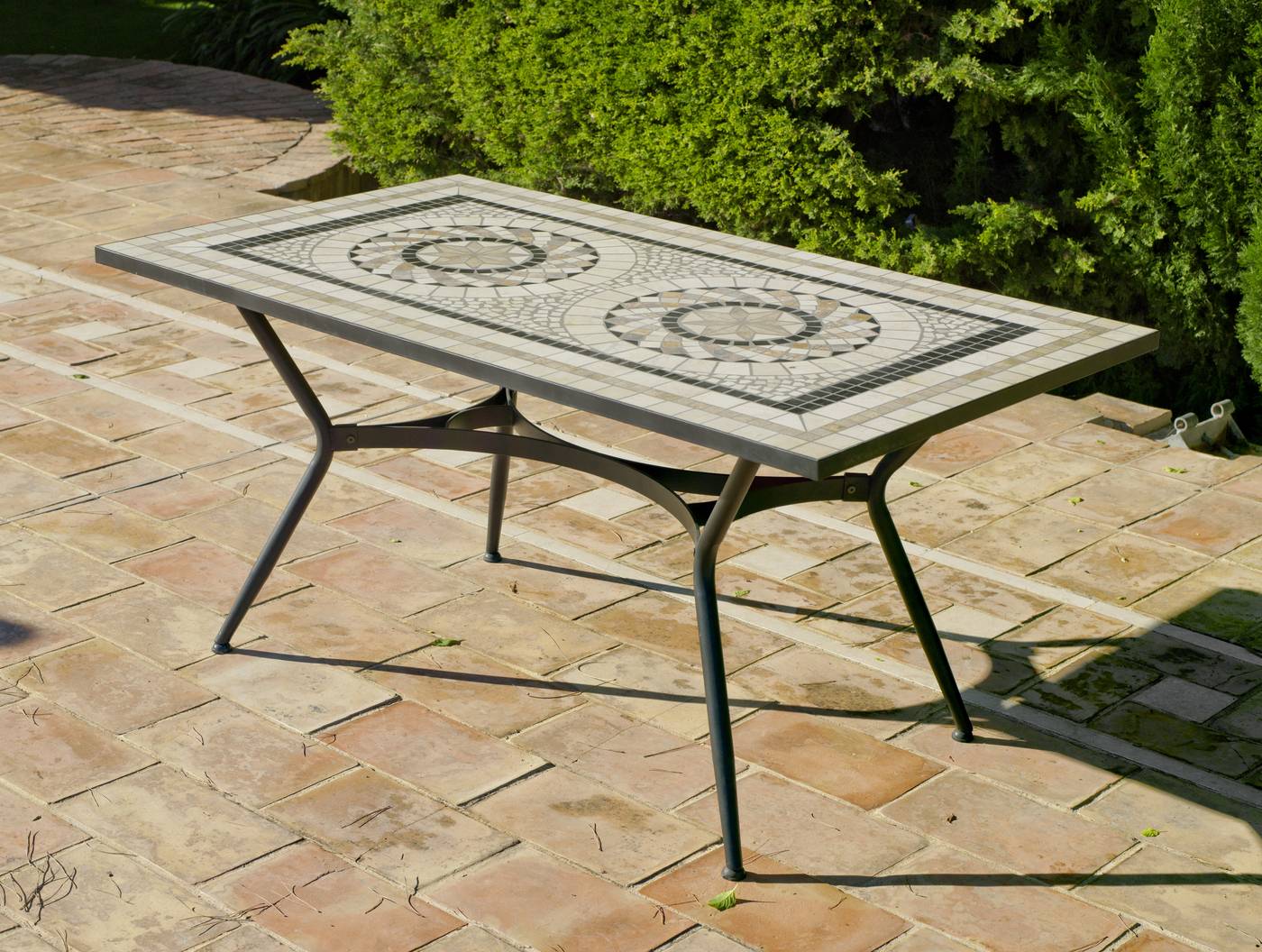 Conjunto Mosaico Shifa 160-6 - Conjunto de forja color gris: 1 mesa con panel mosaico de marmol + 6 sillones de forja + 6 cojines.
