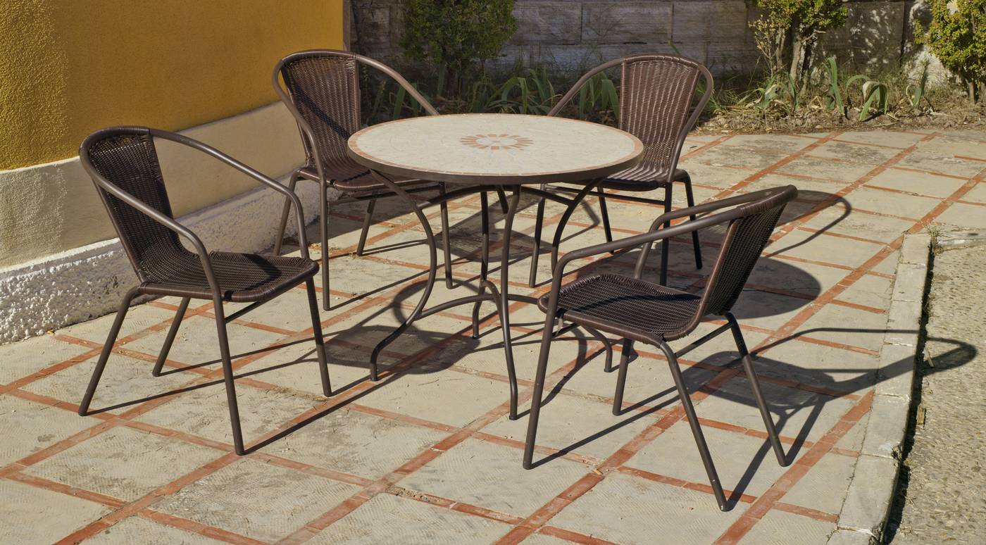 Conjunto para jardín y terraza de forja: 1 mesa con panel mosaico + 4 sillones de ratán sintético.