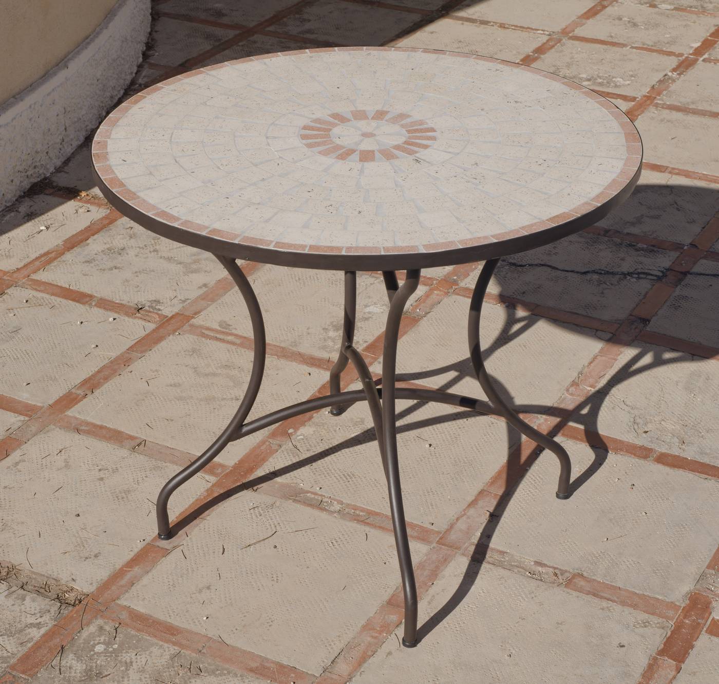 Conjunto Mosaico Telma-Bahia 90-4 - Conjunto para jardín y terraza de forja: 1 mesa con panel mosaico + 4 sillones de ratán sintético + 4 cojines.