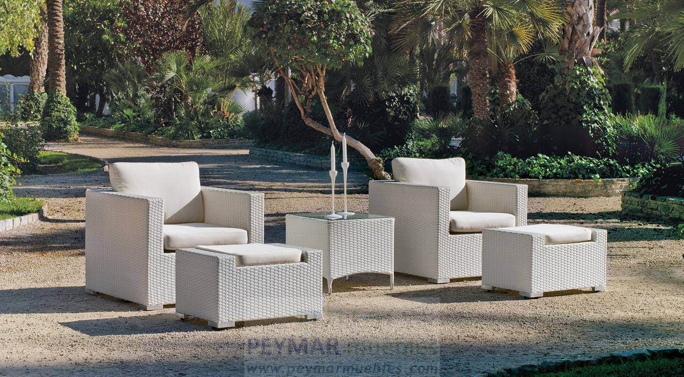 Conjunto de ratán sintético color blanco: 2 sillones + 2 reposapiés + mesa auxiliar